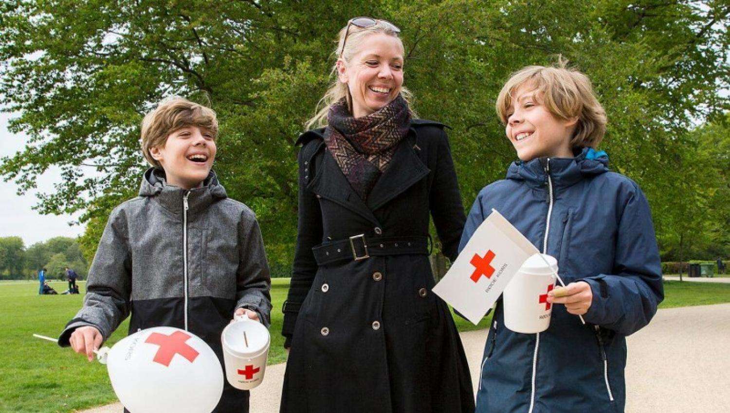 Gå en tur med en indsamlingsbøsse i dit lokalområde og støt Røde Kors ...