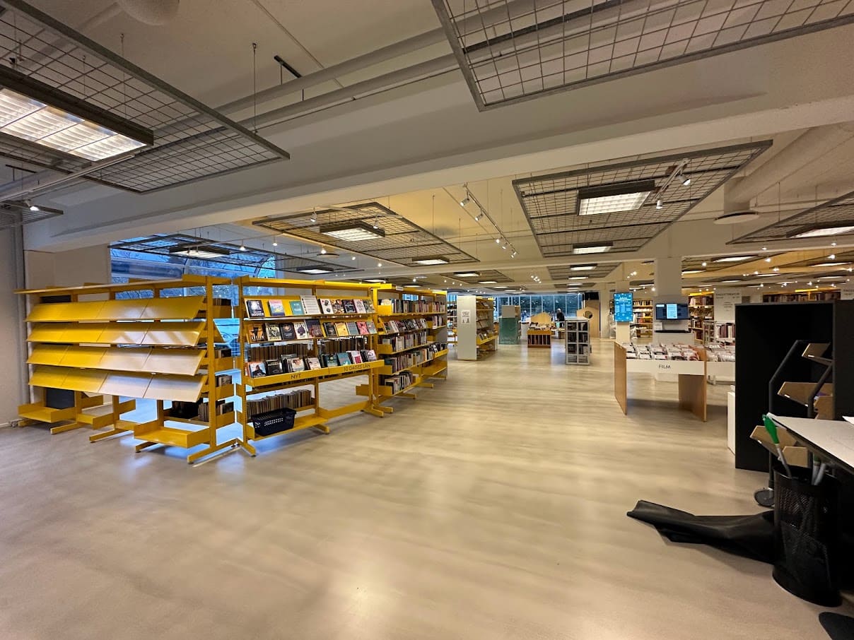 Bøgerne er tilbage på hylderne og gulvet er lagt på Hammel Bibliotek ...