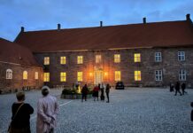 Fakta, fiktion og fællessang trak fuldt hus på Ulstrup Slot