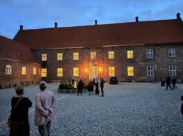 Fakta, fiktion og fællessang trak fuldt hus på Ulstrup Slot