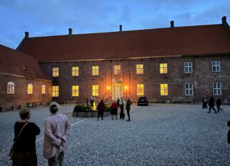 Fakta, fiktion og fællessang trak fuldt hus på Ulstrup Slot