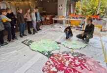 Snart er stort kunstværk klar på gavlen ved Hadsten Bio