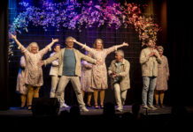 Favrskov Revyen: “Der skal være noget at more sig over i en alvorlig tid!”