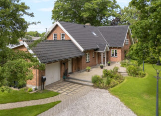 Ugens Bolig: Rummelig familievilla i Hammel med parklignende have og skønne uderum